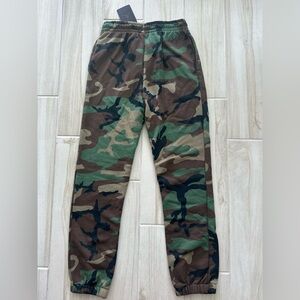 Boys Air Jordan camouflage sweats SZ L